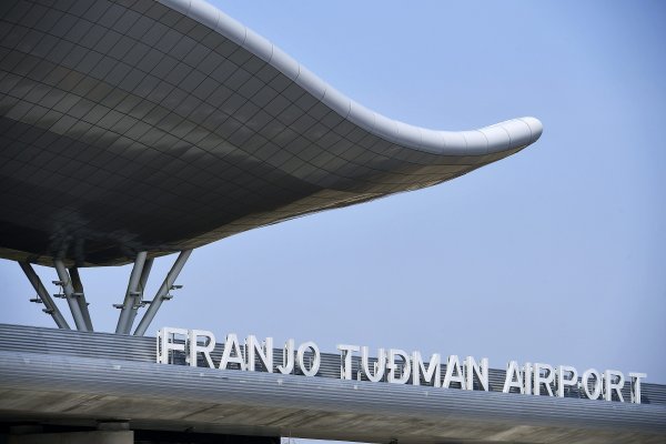 ...no fotografija otprije nekoliko dana pokazuje da je taj natpis promijenjen u ispravno "Franjo Tuđman Airport"