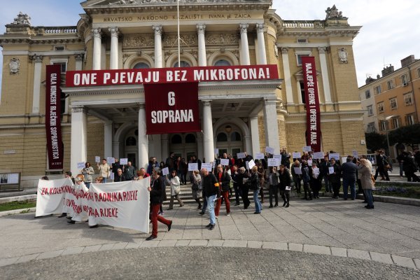 Djelatnici u kulturi održali prosvjed ispred HNK i upravne zgrade Grada Rijeke