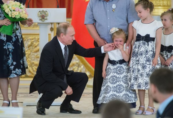 Ruski predsjednik Vladimir Putin i obitelj Klišov iz Tverske regije na ceremoniji u Kremlju gdje je roditeljima uručena medalja Red roditeljske slave obiteljima s više djece