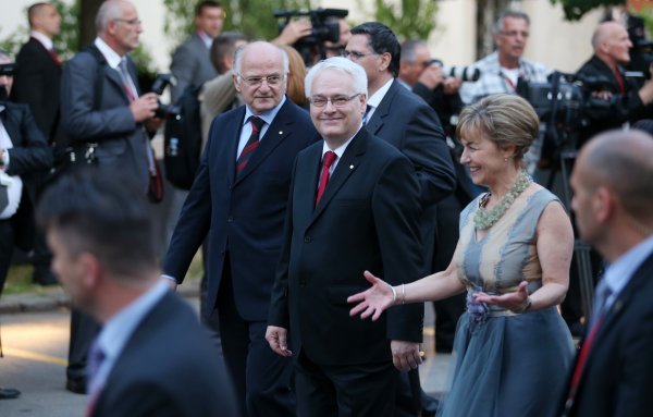 Vesna Pusić dočekuje uzvanike u majici bez rukava