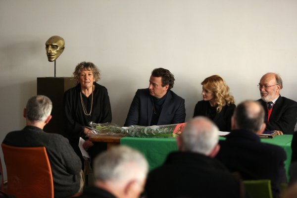 Barbara na obilježavanju 50. godišnjice smrti svog djeda Mate Ujevića u društvu kiparice Marije Ujević Galetović  i Borisa Svrtana u siječnju 2017. 