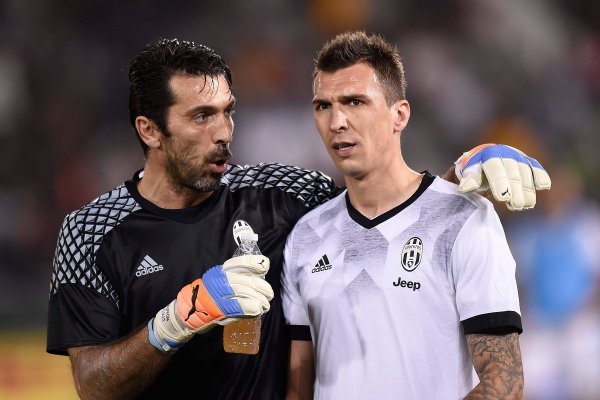 Gianluigi Buffon i Mario Mandžukić - suigrači u Juventusu