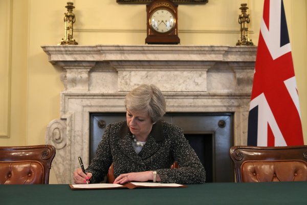 Britanska premijerka Theresa May potpisuje pismo predsjedniku Europskog vijeća Donaldu Tusku kojim je aktivirala članak 50 Lisabonskog ugovora