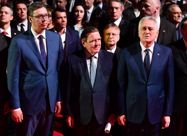 Vučić u društvu Tomislava Nikolića i bivšeg njemačkog kancelara Gerharda Schrödera na predizbornom skupu u Beogradu
