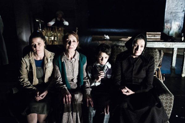 Nataša Dorčić kao sestra Iva, Doris Šarić Kukuljica kao majka, Nikola Ljutić kao mali Matija i i Urša Raukar kao baka u 'Črnoj mati zemli' 