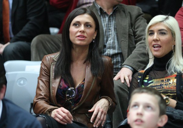 S kolegicom, sportskom novinarkom Mirtom Šurjak na nogometnoj utakmici Zadra i Zagreba 2009., kada je postala crnka