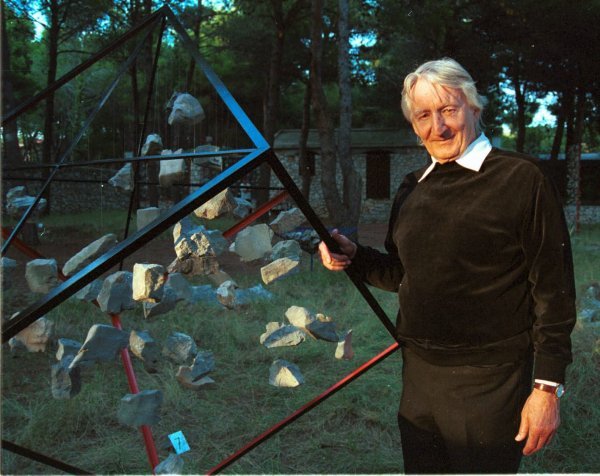 Vjenceslav Richter pored jedne od svojih lebdećih kamenih instalacija