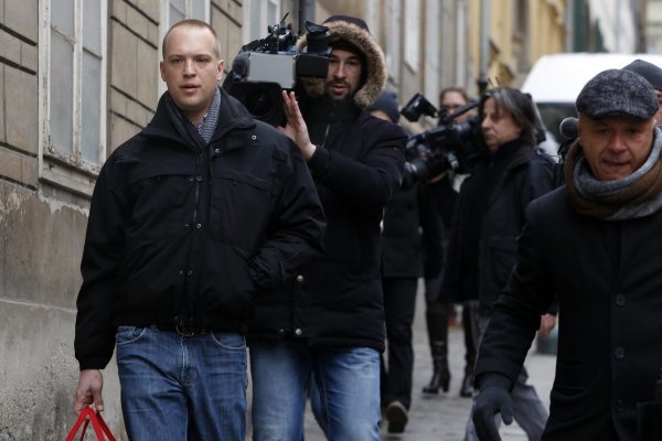 Saucha napušta svoj stan nakon što mu je skinut Saborski imunitet (1)