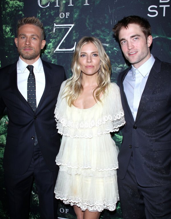 Charlie Hunnam, Sienna Miller i Robert Pattinson