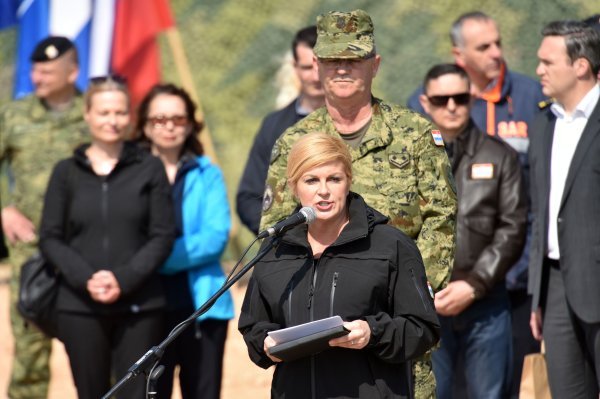 Kolinda Grabar Kitarović na vojnoj vježbi