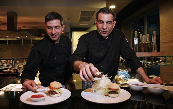 Zabava u kuhinji by Zoran Osmokrović i Tomislav Nikšić