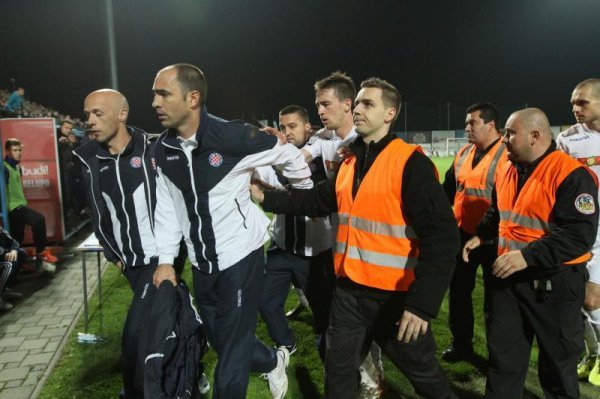 Igora Tudora odvode zaštitari