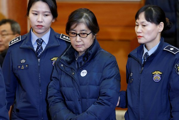 Choi Soon-sil, suradnica južnokorejske predsjednice, ucjenjivala je tvrtke da doniraju milijune dolara u neprofitne zaklade pod njenom kontrolom