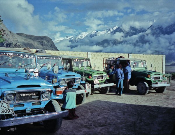 Džipovi spremni za transport Od Skardua Do Askolea, Pakistan prema Karakorumu