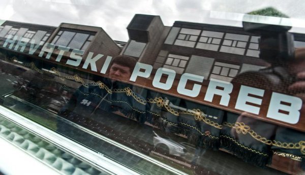 Mirna prosvjedna povorka od 80 pogrebnih vozila (14)