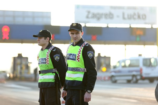 Policija blokirala cestu te provjerava vozila na naplatnoj postaji Lučko (3)