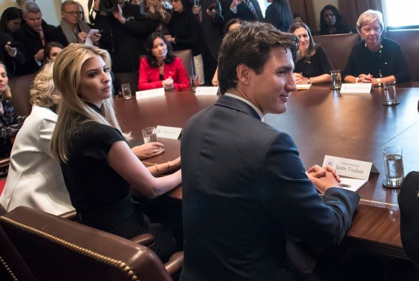 Ivanka Trump sjedila je na sastanku pored Justina Trudeaua...