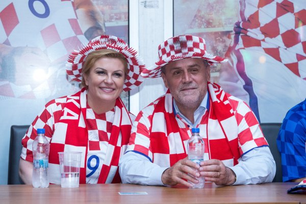 Kolinda Grabar Kitarović navija s Milanom Bandićem