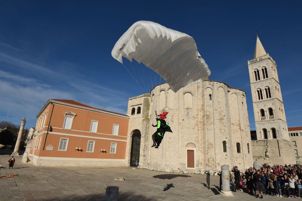 Djedovi Mrazovi sletjeli u Zadar (11)