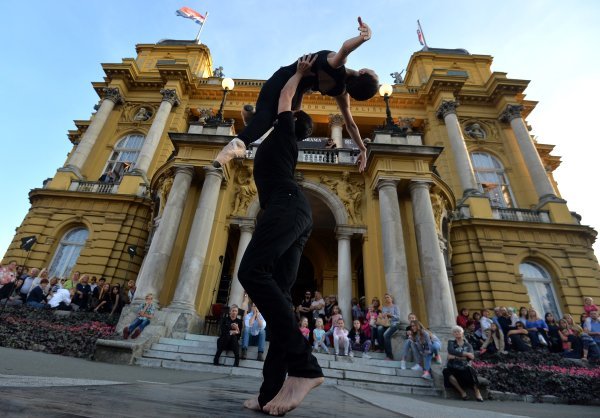 Kulturno umjetnička manifestacija Bijela noć ispred HNK-a