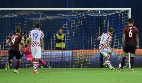 Rakitić zabija penal