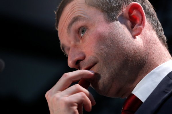 Benoit Hamon, kandidat socijalista za predsjednika Francuske, ukazuje kako se uvođenjem robota u proizvodnju smanjuje porezna baza Philippe Wojazer/Reuters