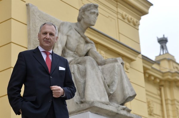 Andro Krstulović Opara ispred Umjetničkog paviljona