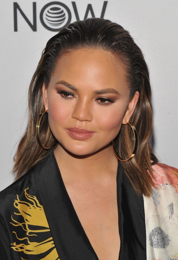 Chrissy Teigen 01