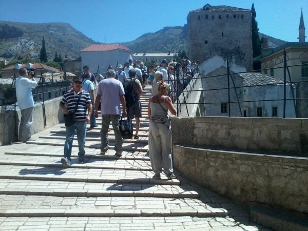 SKB Mostar zbog neplaćanja obveza od strane osnivača, županije, ima dug prema dobavljačima i za neplaćene porezne obveze u iznosu većem od 100 milijuna maraka, oko 50 milijuna eura