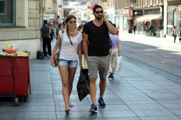 Nikola Karabatić prošetao je centrom grada s djevojkom Geraldine Pillet (02)