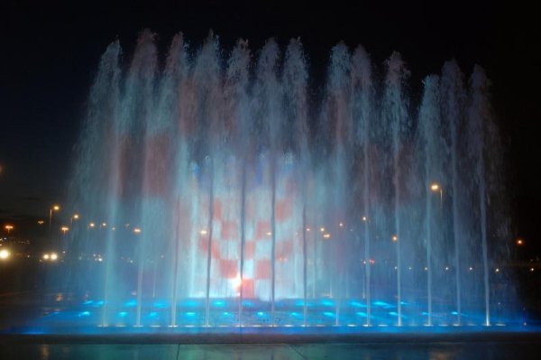 Projekcije zastava Hrvatske i EU u fontanama na Av. Većeslava Holjevca 01