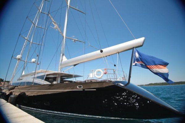 Jahta Ruperta Murdocha usidrena u Rovinjskoj luci 01