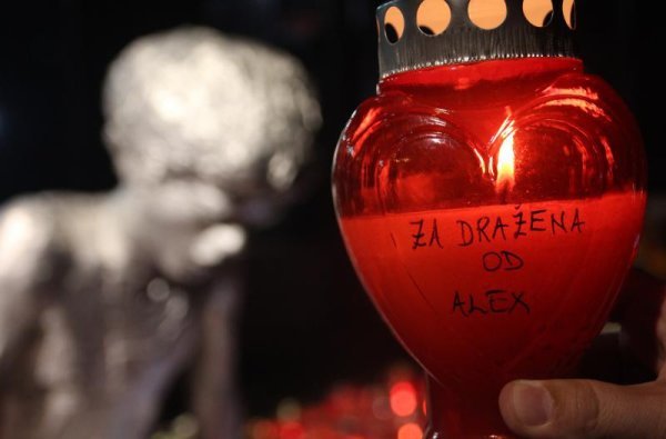 Među mnoštvom lampiona za Dražena Petrovića našao se i onaj nepoznate Alex iz Amerike