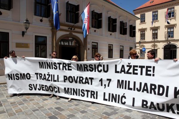 Ribić i kolege došli s transparentom pred Vladu (6)