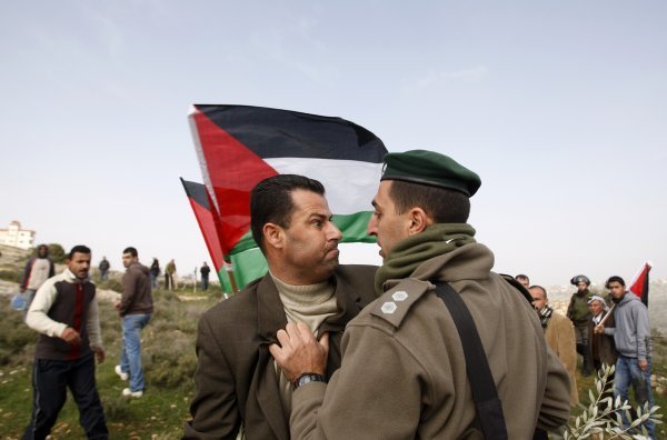 Svađa Palestinca i izraelskog vojnika