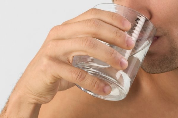 Brojne analize pokazale su da je u prosjeku voda iz slavine jednako zdrava i sigurna kao i izvorska