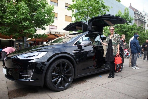 Tesla model X na Cvjetnom trgu