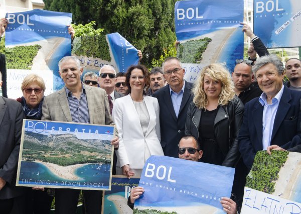 Prosvjed zbog koncesijskog natjecaja za plažu Zlatni rat