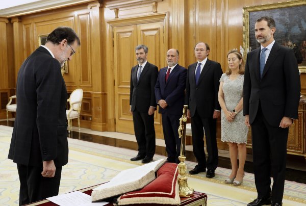 Španjolski premijer Mariano Rajoy polaže prisegu pred kraljem Filipom