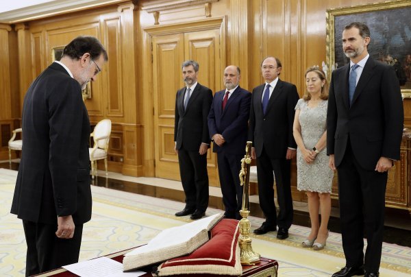 Španjolski premijer Mariano Rajoy polaže prisegu pred kraljem Filipom