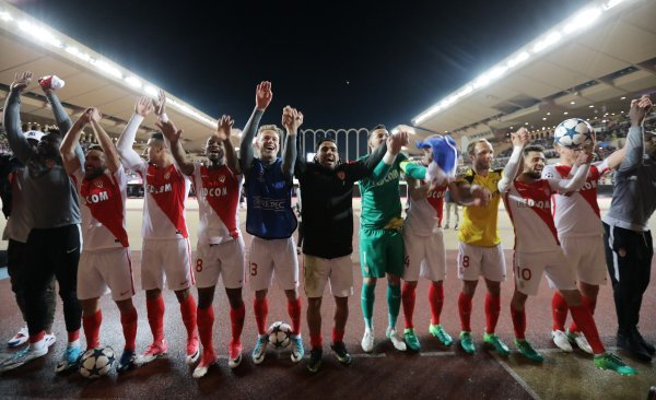 Subašić slavi sa suigračima