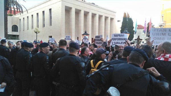 Prosvjed ispred HNK u Splitu