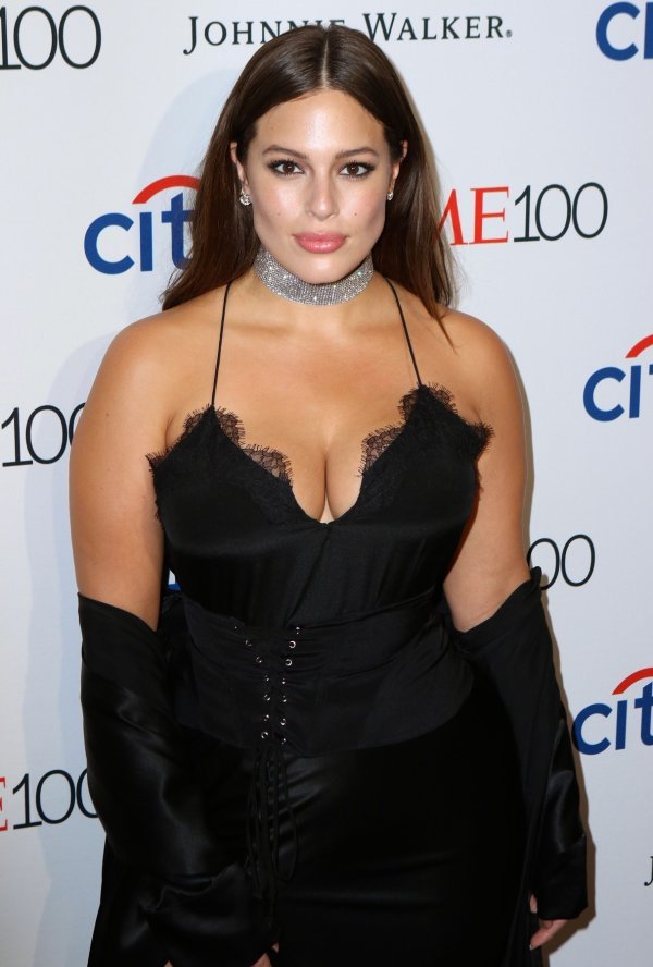 Ashley Graham istaknula obline u satenskoj crnoj haljini