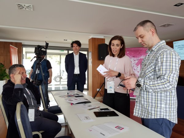 Livia Novaković i Ivica Ivanušić demonstrirali su novinarima funkcioniranje kartice eSIM