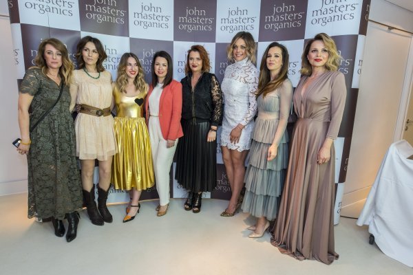 Poznate dame na predstavljanju kozmetike