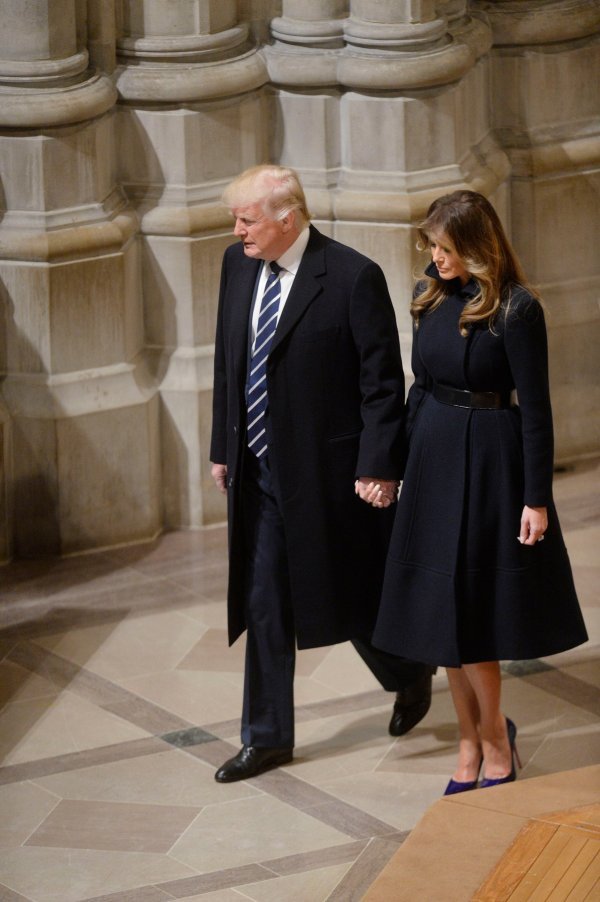 Melania Trump u tamnoplavom kaputu dizajnerice Alice Roi