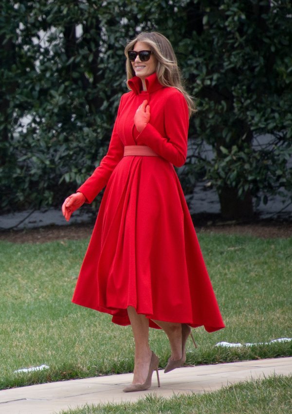 Melania Trump u kaput-haljini dizajnerice Alice Roi koju je sama osmislila