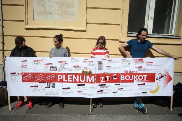 Ispred Gradske skupštine započela 24-satna neprekidna protestna akcija Tjelovanje