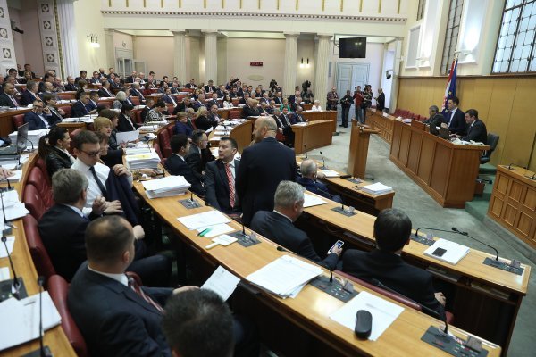 Kulminacija političke drame na Markovu trgu - glasanje o opozivu ministra financija Zdravka Marića