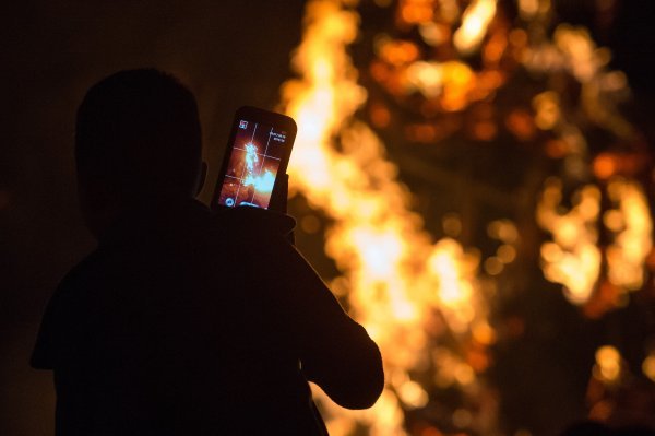 Na lomačama taštine završavali su predmeti koje su smatrani simbolima nepotrebne raskoši – skupa odjeća i obuća, perike i parfemi...